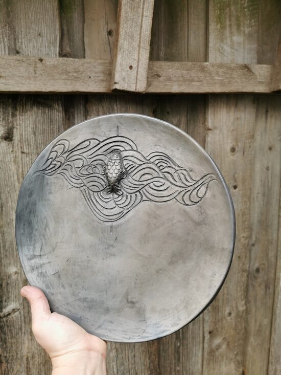 Liels šķīvis- Zivs peld augšup