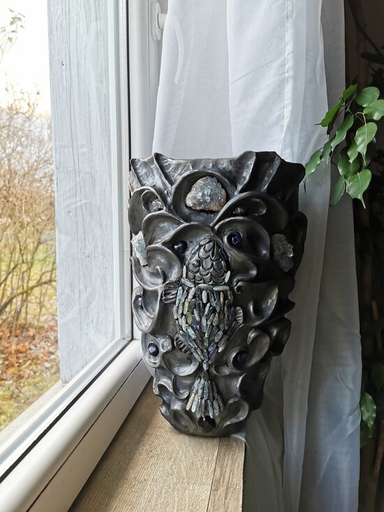 Zivs peld augšup- liela vāze ar kristāliem