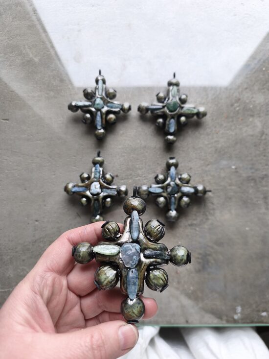 Krustiņi ar akmeņiem 