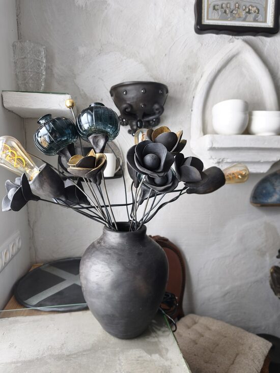 Dekoratīva lapa- Vāze ar ziediem