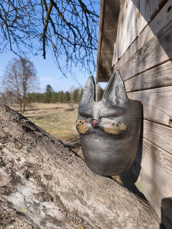 Vāze -Kaķis ar glazētu degunu un vaigiem