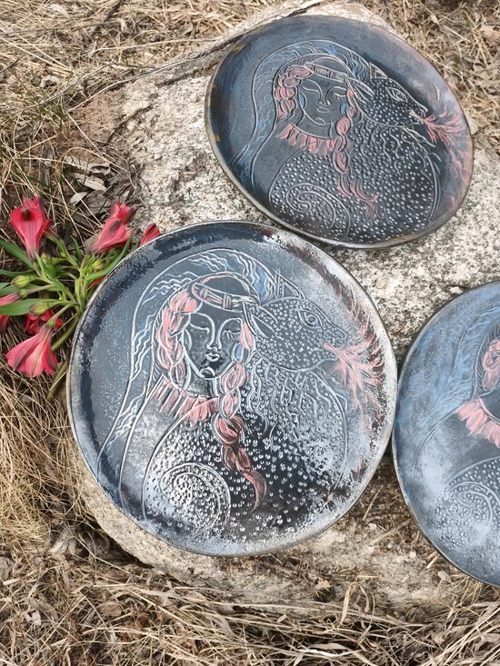 Meitene ar kaķi- Dedzi dvēseles balss -L šķīvis