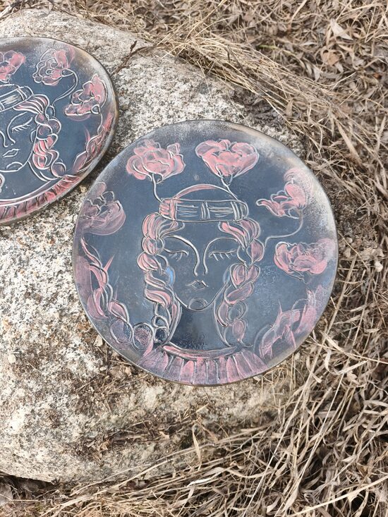 Degošie ziedi- upju gultnēs kurta- L izmēra šķīvis